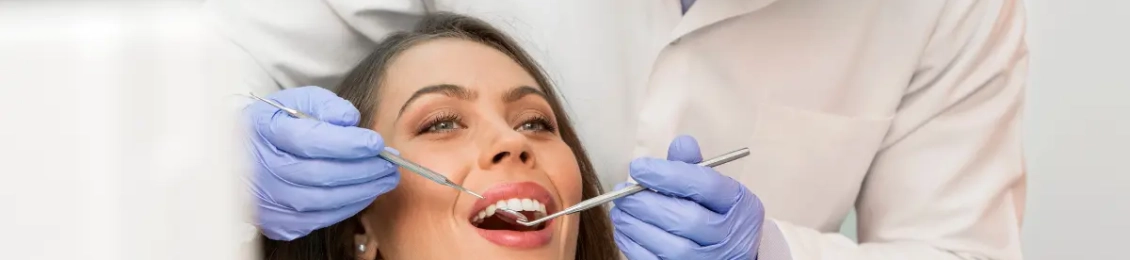 دكتور أسنان تجميلي: ما الفرق بينه وبين طبيب الأسنان العادي؟