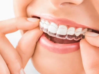 اهتزاز الأسنان أثناء التقويم: الأسباب الحقيقية وكيفية التعامل معها