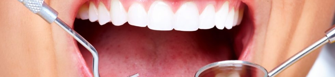 ما هي طرق تجميل الاسنان وتكلفتها مع مجمع الطب المتميز