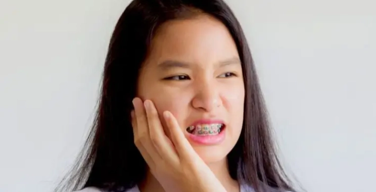 أعراض بعد تركيب التقويم: ما الطبيعي وما الذي يستدعي القلق؟