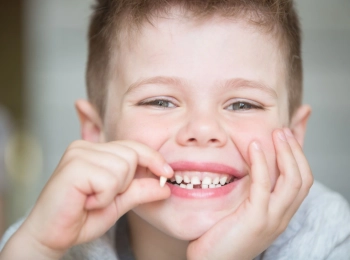 متى تسقط اسنان الاطفال وحمايتها مع د.رامي نفاخ