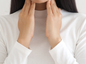 اعراض خمول الغدة الدرقية وكيف يتم العلاج وإمكانية الشفاء التام