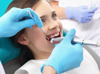 ما هي خطوات حشو عصب لطفل ٤ سنوات؟