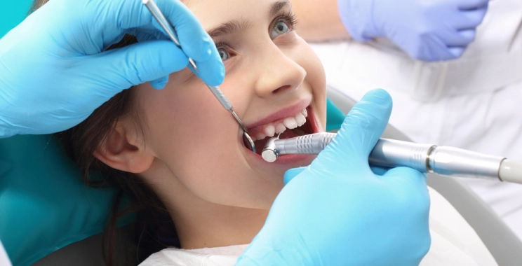 ما هي خطوات حشو عصب لطفل ٤ سنوات؟