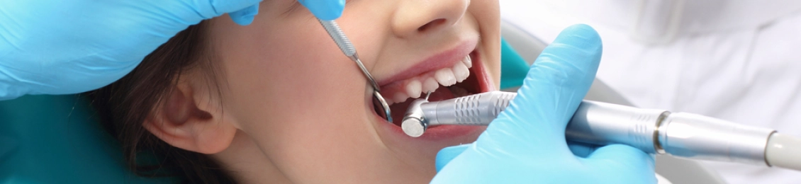 ما هي خطوات حشو عصب لطفل ٤ سنوات؟