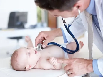 حجز كشف طبيب أطفال: متى يحتاج طفلك إلى زيارة الطبيب؟