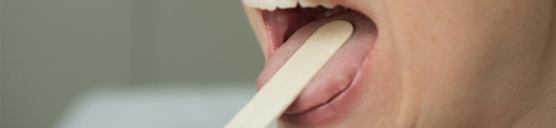 تحليل مسحة اللسان: متى يطلبه الطبيب وما الذي يكشفه؟