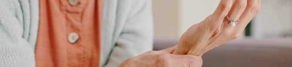 أسباب هشاشة العظام عند النساء وطرق الوقاية بعد سن الأربعين