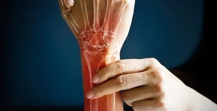 أسباب وجع مفاصل اليدين والرجلين وطرق العلاج