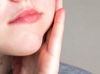 علاج ورم الضرس والخد: الأسباب وأفضل طرق العلاج في المنزل والعيادة