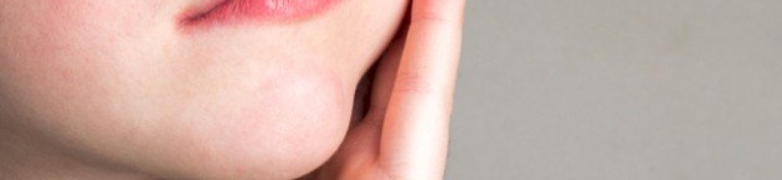 علاج ورم الضرس والخد: الأسباب وأفضل طرق العلاج في المنزل والعيادة