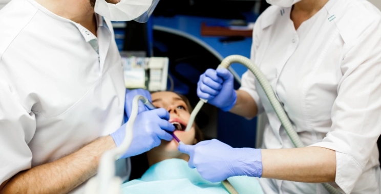 هل يمكن زراعة الأسنان بعد سنوات من الخلع؟ إليك الإجابة العلمية