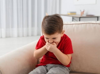 ما هي أسباب الاستفراغ عند الأطفال بدون حرارة وكيفية التعامل؟