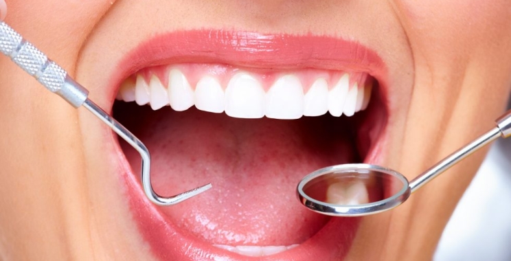 ما هي طرق تجميل الاسنان وتكلفتها مع مجمع الطب المتميز